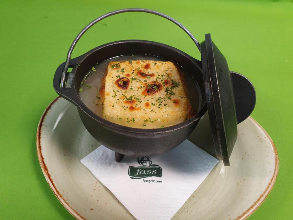 Sopa de cebolla gratinada con queso